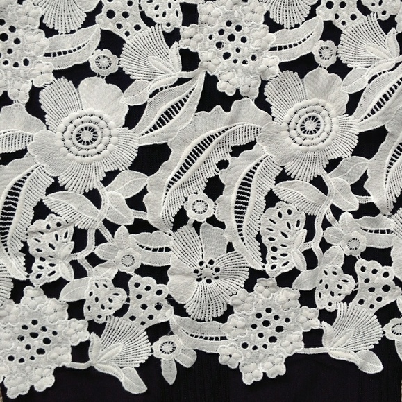 3/$20 White Floral Eyelet Lace Crop Top Size Medium - Picture 5 of 7